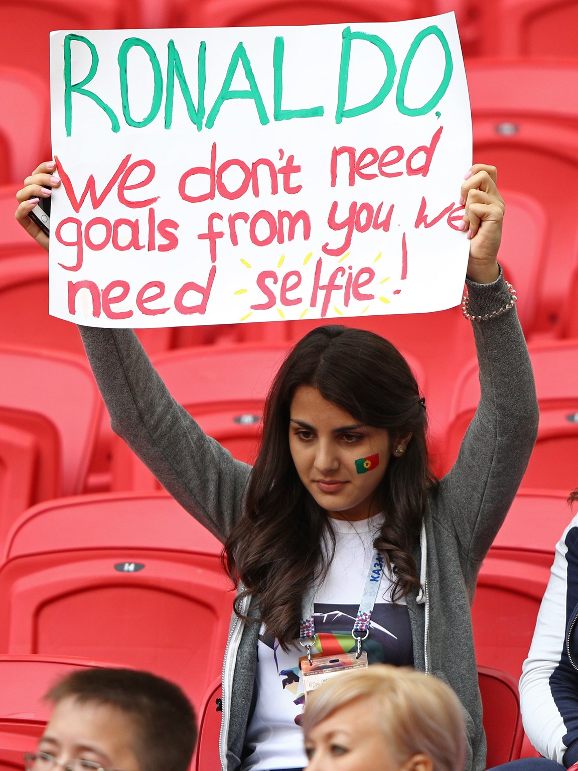 Болельщица сборной Португалии с плакатом: &laquo;Роналду, нам не нужны твои голы, нам нужно селфи&raquo;