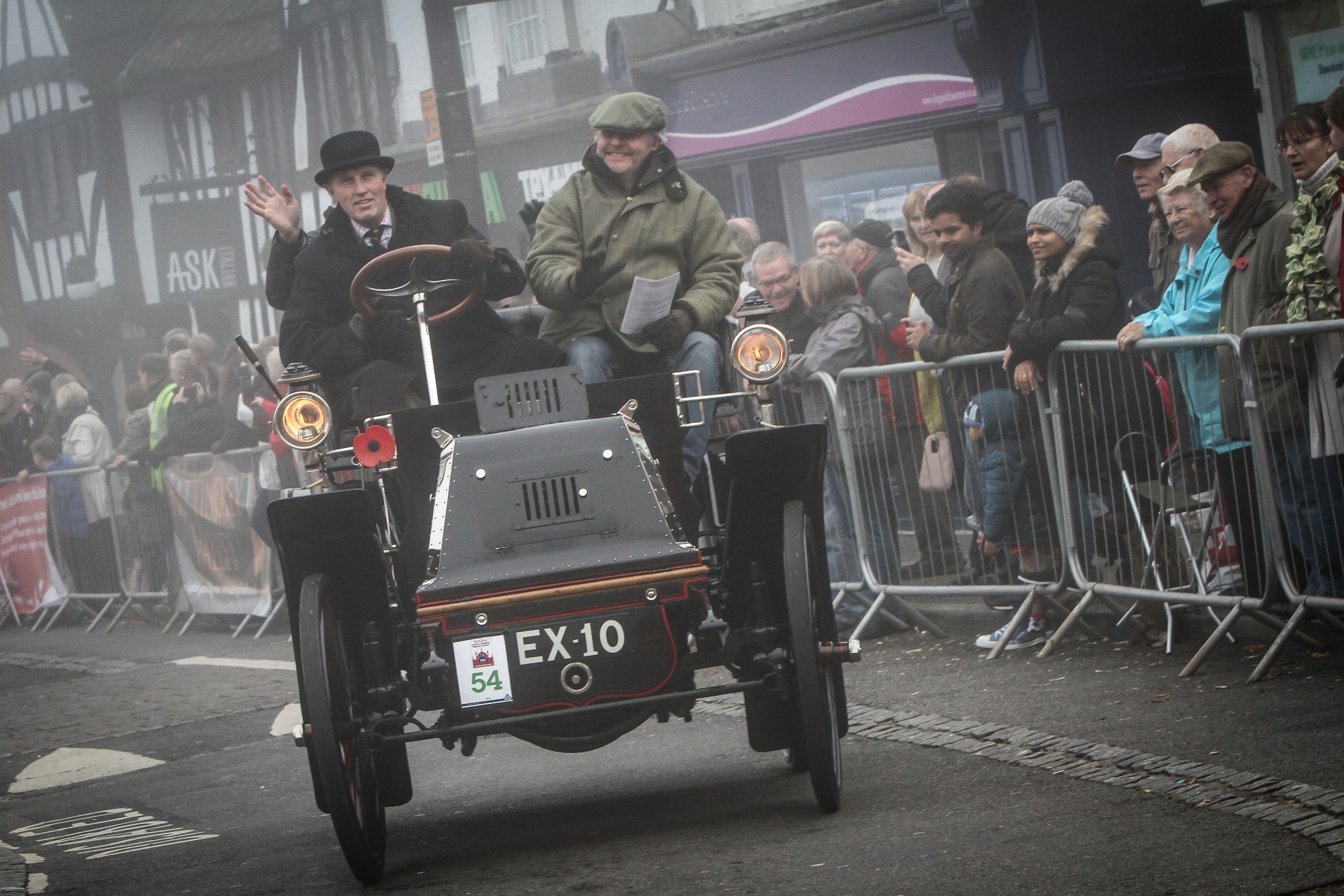 Участники Bonhams London to Brighton Veteran Car Run на старте гонки в Лондоне, 2016