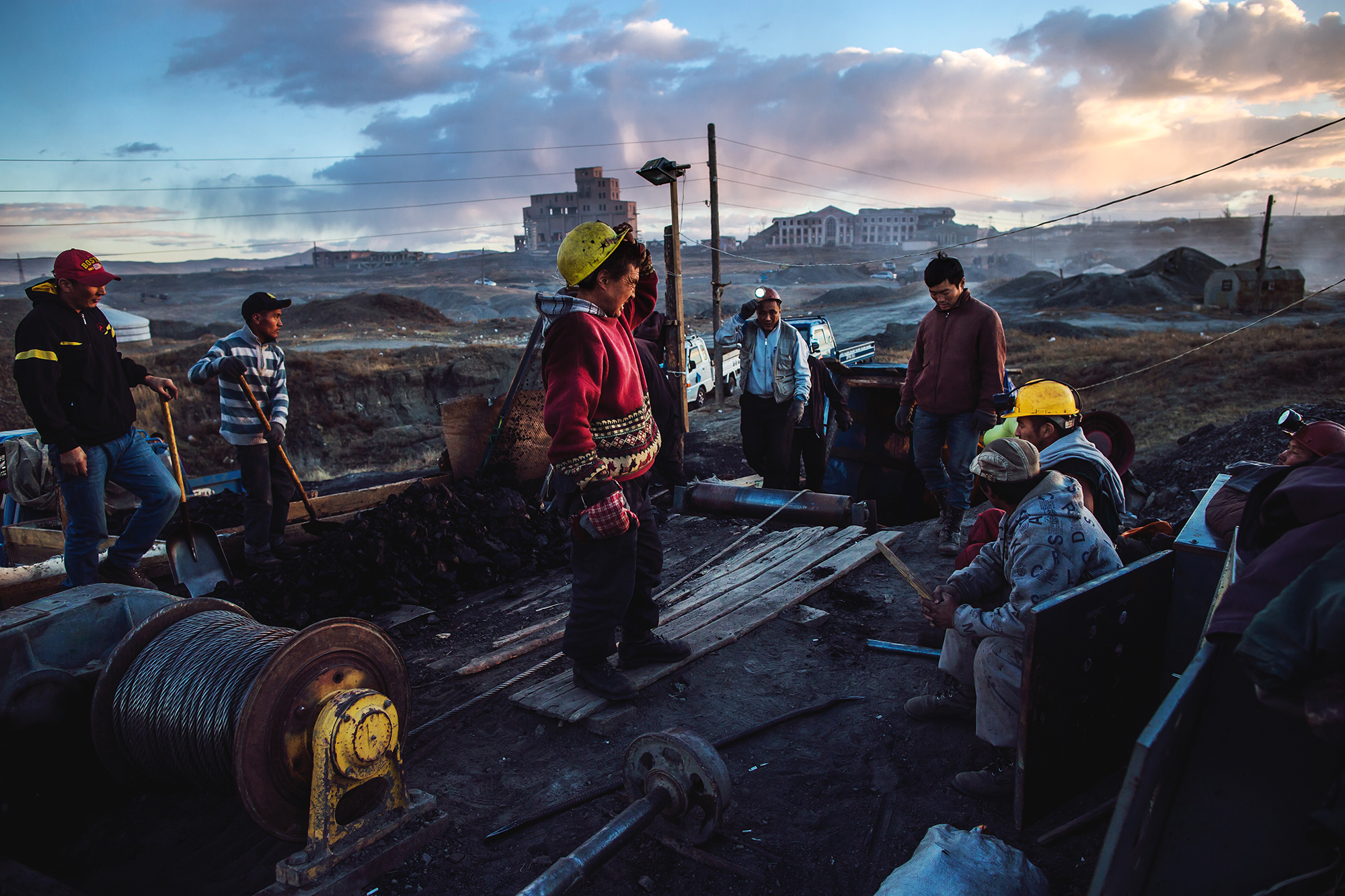 Часто на нелегальных шахтах работают семьи, отказавшиеся от кочевой жизни и перебравшиеся в города. Не все смогли привыкнуть, но вернуться к хозяйству уже не могли.

Экономическое благополучие Монголии напрямую зависит от экспорта полезных ископаемых. На него приходится почти 88% экспортной выручки страны. Когда в 2011 году цена на медь в мире выросла, годовой экономический рост составил 17,3%, но после падения цены на медь рост замедлился до 2,3% в 2015 году и около 0,3% в 2016 году.
