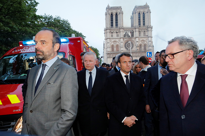 Президент Франции Эмманюэль Макрон (в центре), премьер-министр Франции Эдуар Филипп (слева), министр культуры Фанции Франк Ристер у горящего собора Парижской Богоматери