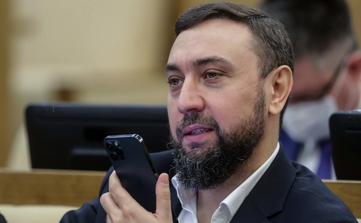 Депутат от Чечни призвал считать угрозы об «отрывании голов» метафорой"/>













