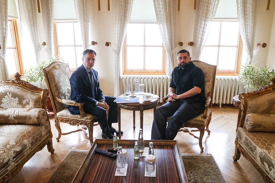 Помощник российского президента Владимир Мединский (слева) и глава фракции &laquo;Слуга народа&raquo; в украинской Раде Давид Арахамия также провели&nbsp;личную встречу