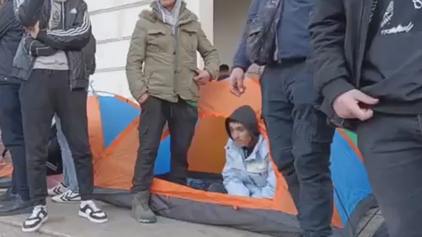 В Кишиневе протестующие начали устанавливать палатки у Генпрокуратуры