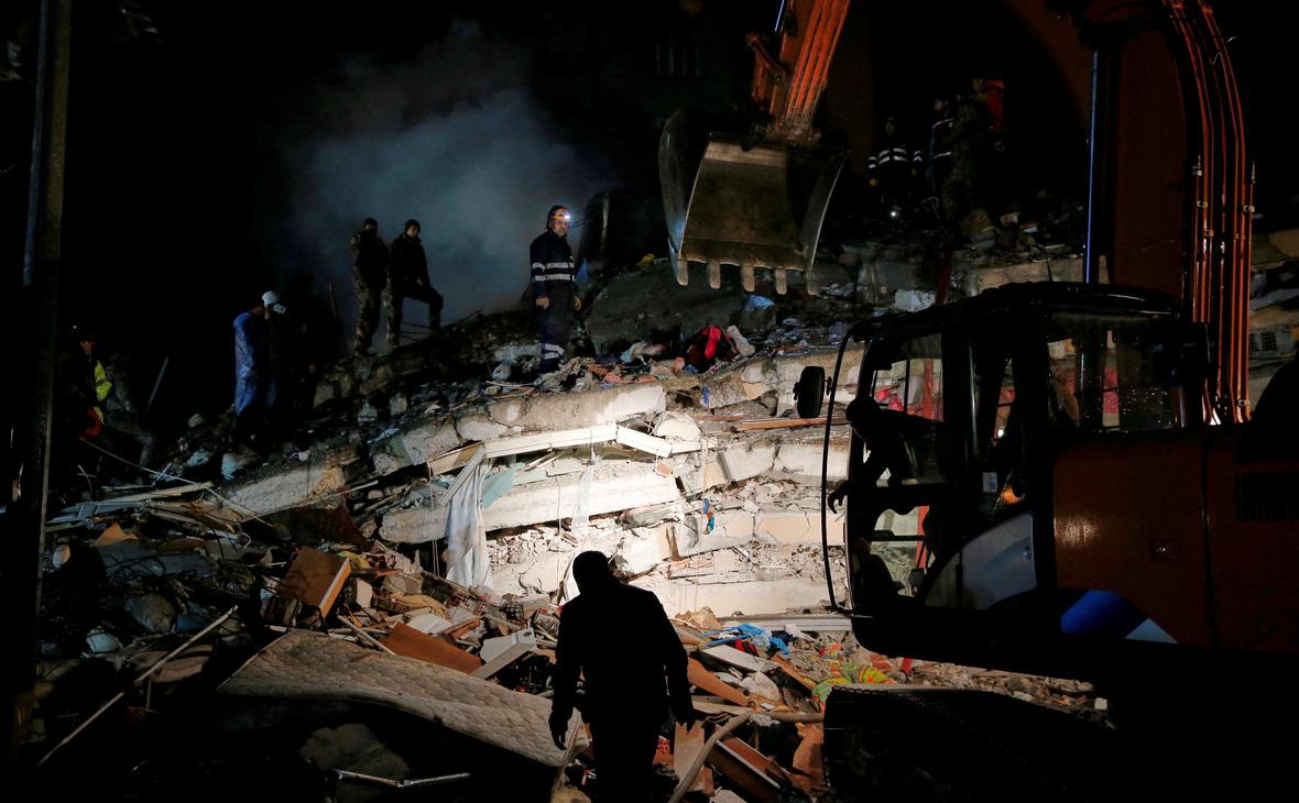 Спасательная команда работает на месте обрушения здания в Османии после землетрясения