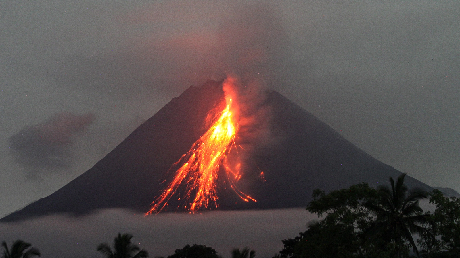 <p>Извержение вулканов могло спровоцировать выброс в атмосферу серы и фтора, который&nbsp;повлек&nbsp;масштабное похолодание</p>