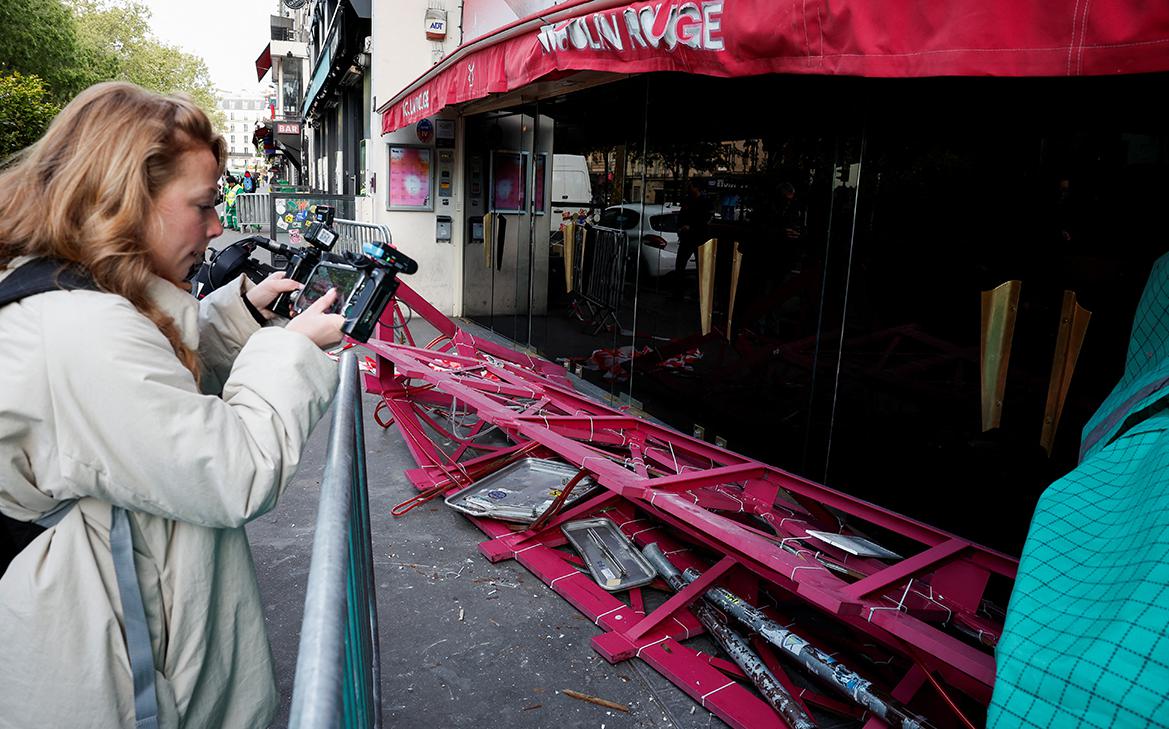 В Париже с мельницы кабаре «Мулен Руж» рухнули лопасти