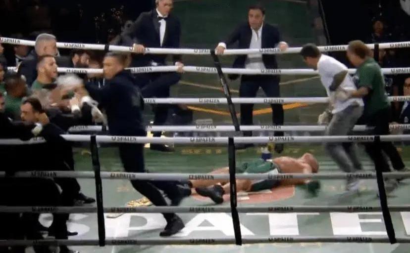 Легенду UFC нокаутировали во время массовой драки на ринге