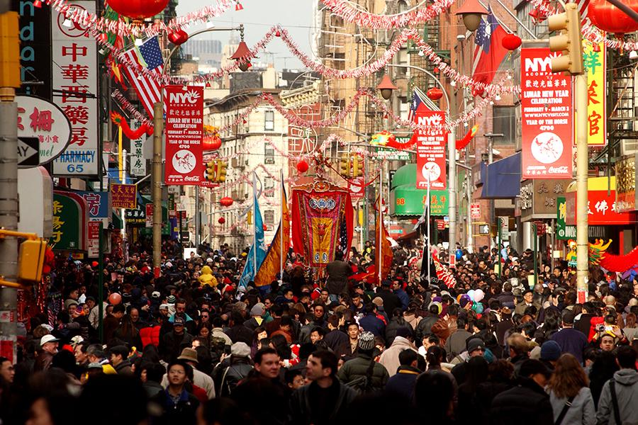 Китайский квартал в Нью-Йорке, в первый день китайского Нового года по лунному календарю