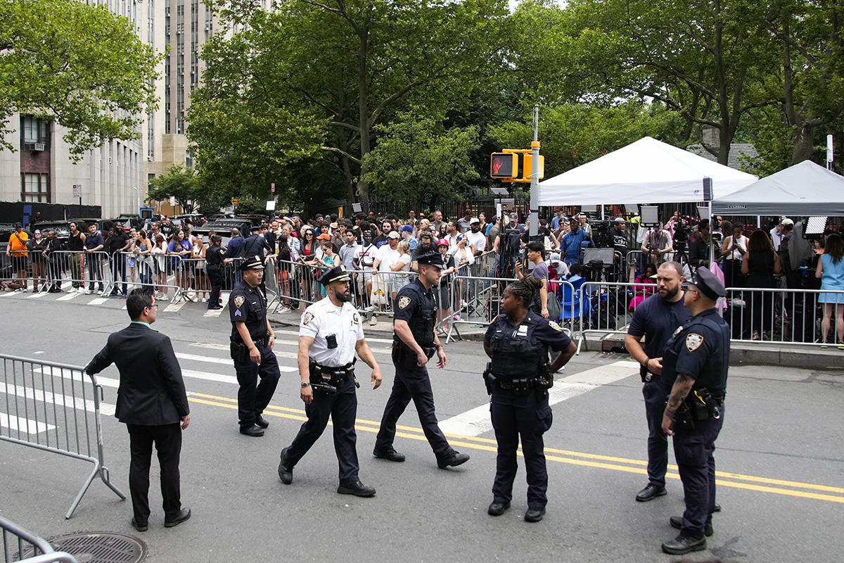 Полицейские Нью-Йорка дежурят у здания Федерального суда Манхэттена после оглашения приговоров по делу Шона Комбса, Нью-Йорк, 2 июля 2025 года