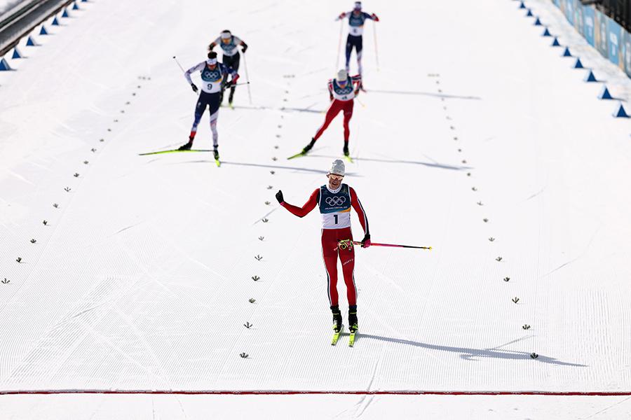 Йоханнес Клеб пересекает финишную черту во время соревнований Тур де Ски, 2026 год