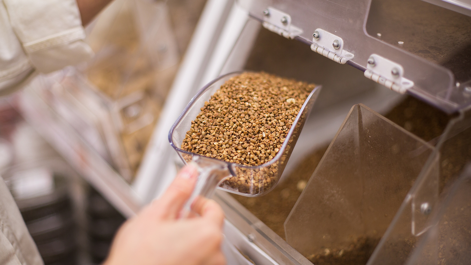 Почему опасно покупать крупы на развес в магазинах. Ученый объяснил