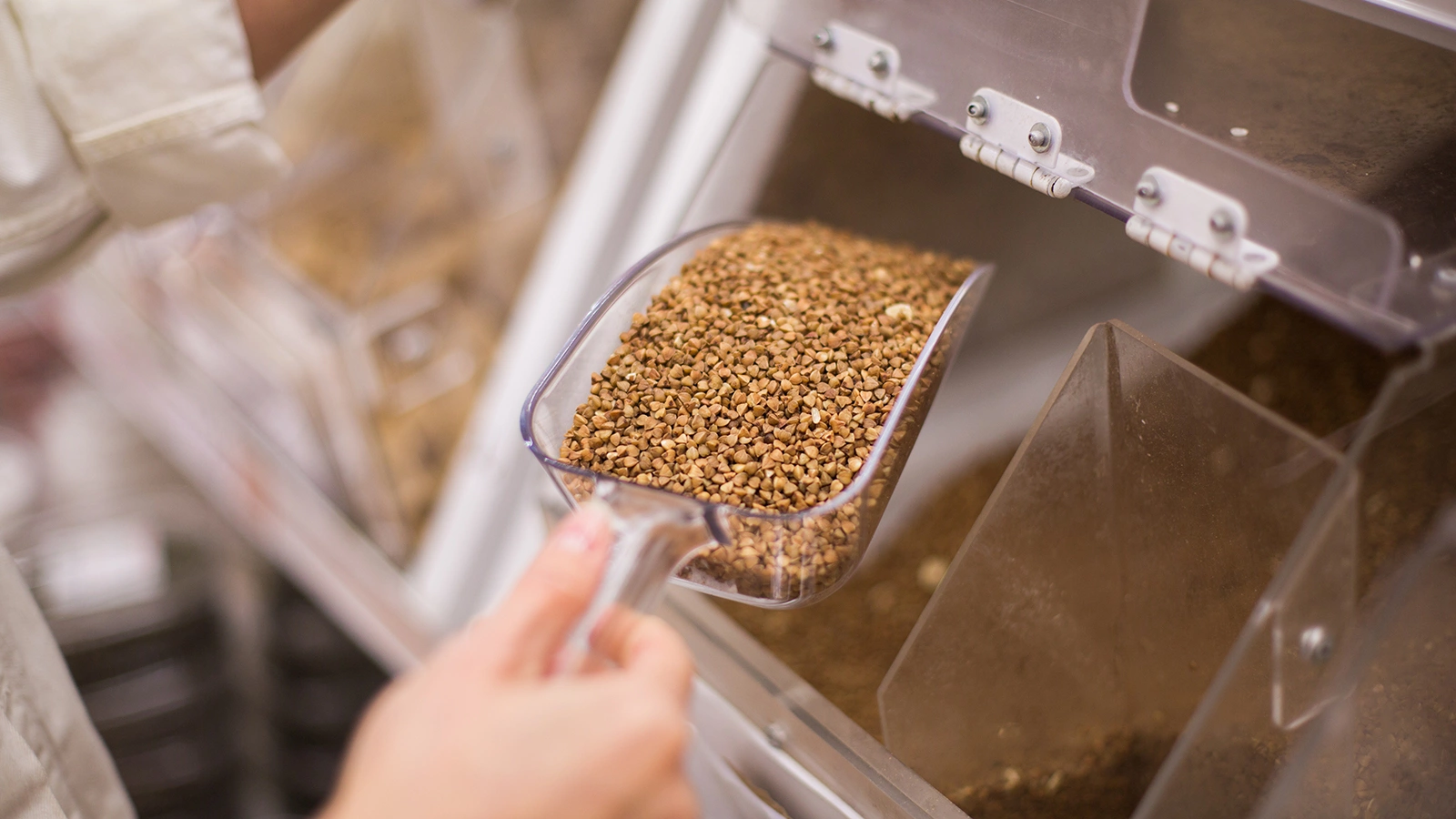 Почему опасно покупать крупы на развес в магазинах. Ученый объяснил