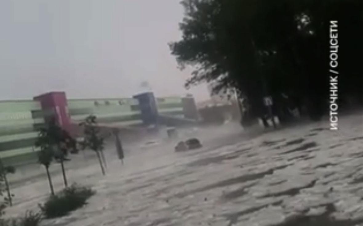В Москве прошел ливень и сильный град. Видео