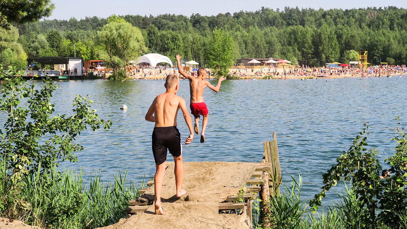 Врач предупредил об опасности купания в непроверенных водоемах