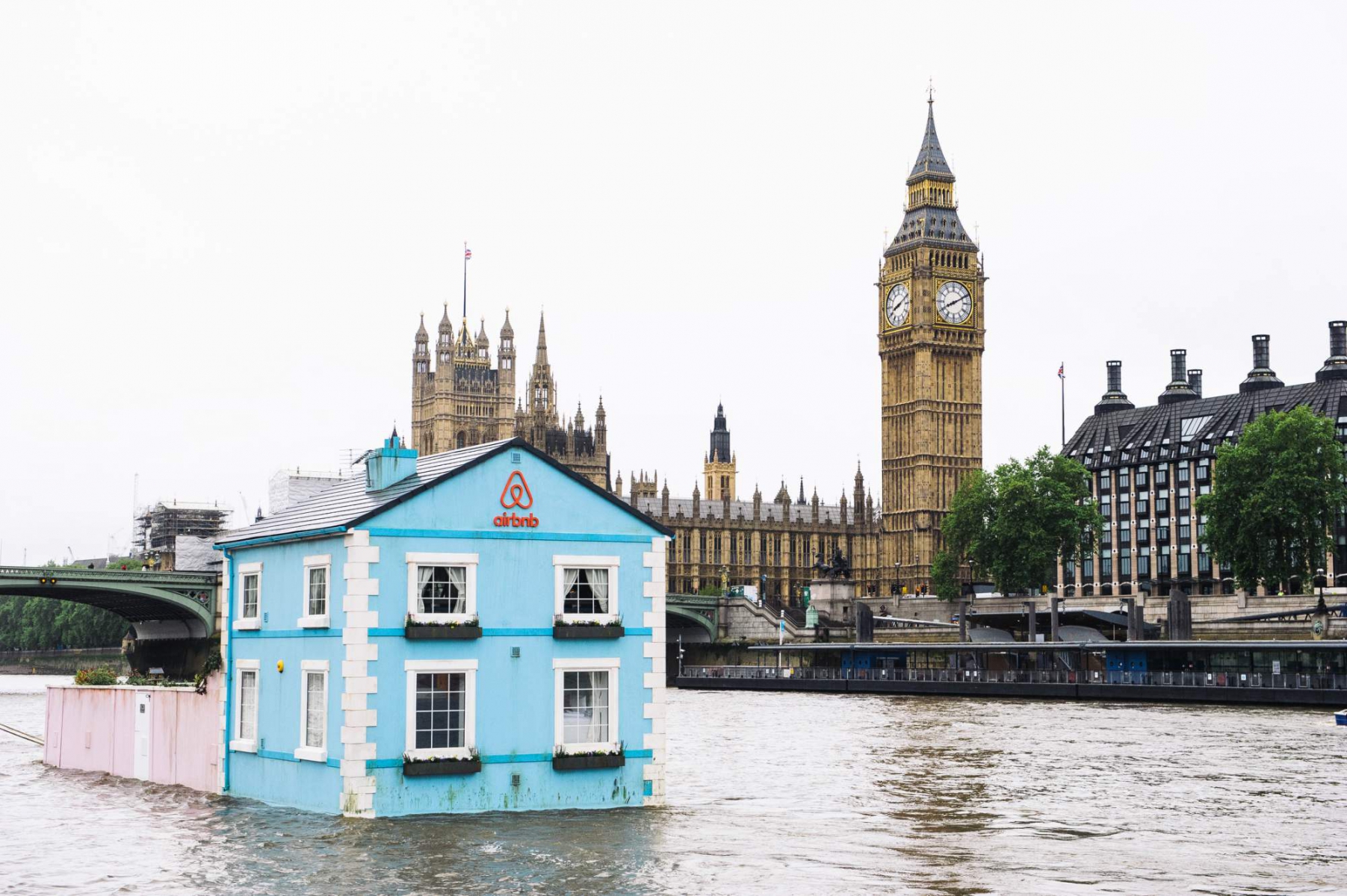 Сервис Airbnb построил плавучий дом на Темзе