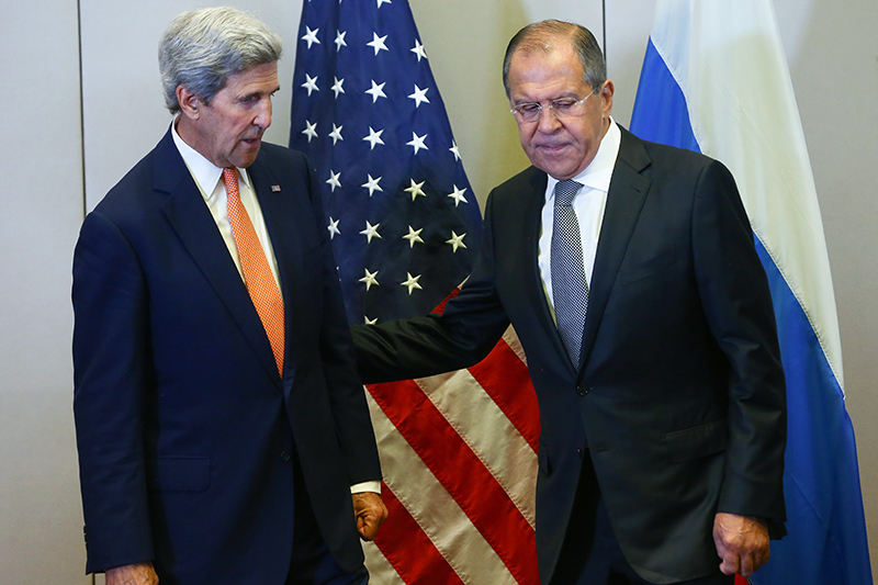 Госсекретарь США Джон Керри и министр иностранных дел России Сергей Лавров (слева направо) во время встречи