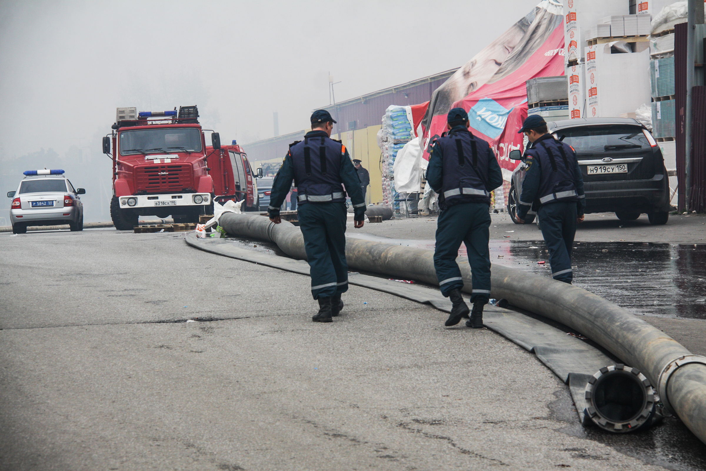Тушением в течение нескольких часов занимались 25 пожарных расчетов и три вертолета, которые сбросили на здание рынка более 440 тыс. л воды
