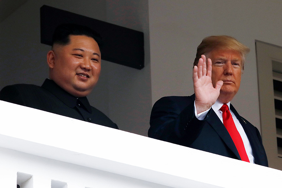 Вместе Трамп и Ким Чен Ын поприветствовали собравшихся журналистов и гостей саммита