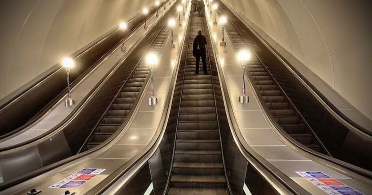 Какое самое глубокое метро в питере. Станция метро парк Победы эскалатор. Эскалатор на станции парк Победы. Метро Нарвская эскалатор. Метро Арсенальная эскалатор.