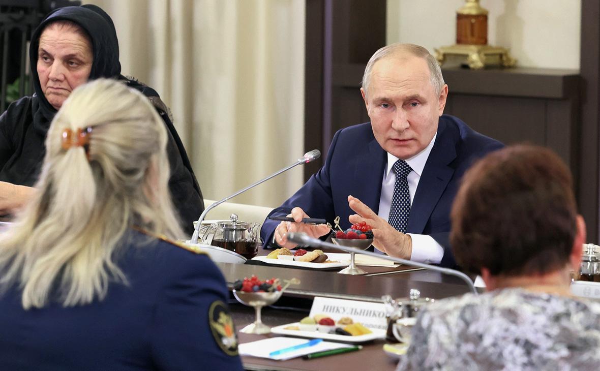 Путин заявил, что разделяет боль матерей от потери сыновей в спецоперации
