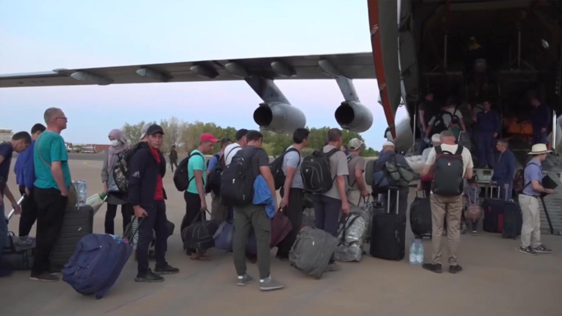 Минобороны заявило об эвакуации из Судана 200 россиян и граждан стран СНГ
