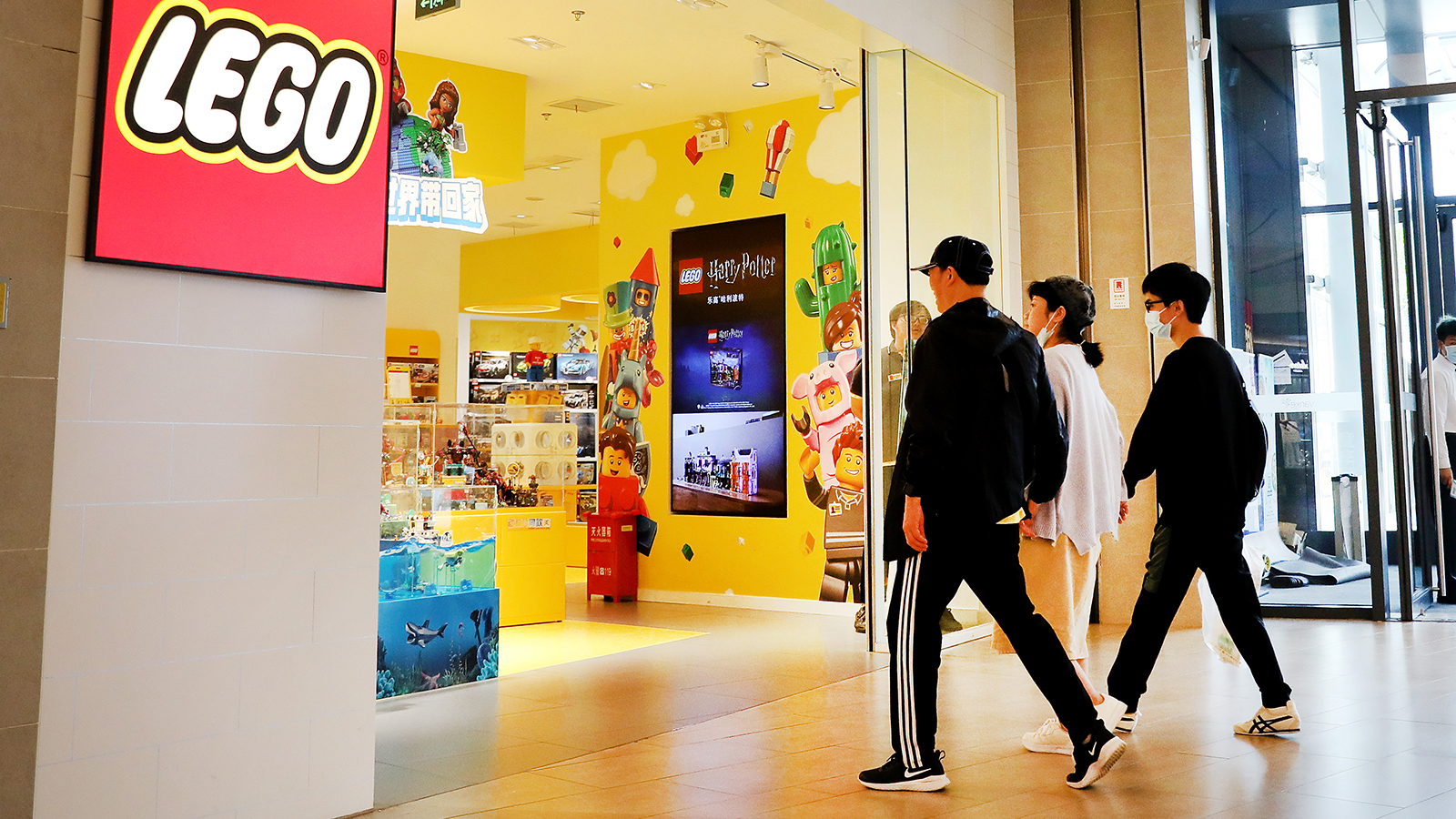 <p>Посетители магазина Lego</p>