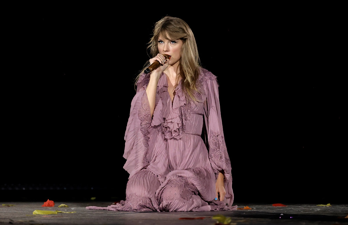 Тейлор Свифт во время премьеры фильма Taylor Swift: The Eras Tour на стадионе State Farm Stadium 17 марта 2023 года в Свифт-Сити, ERAzona (Глендейл, Аризона). Город Глендейл, штат Аризона, был торжественно переименован в Свифт-Сити 17–18 марта в честь Eras Tour