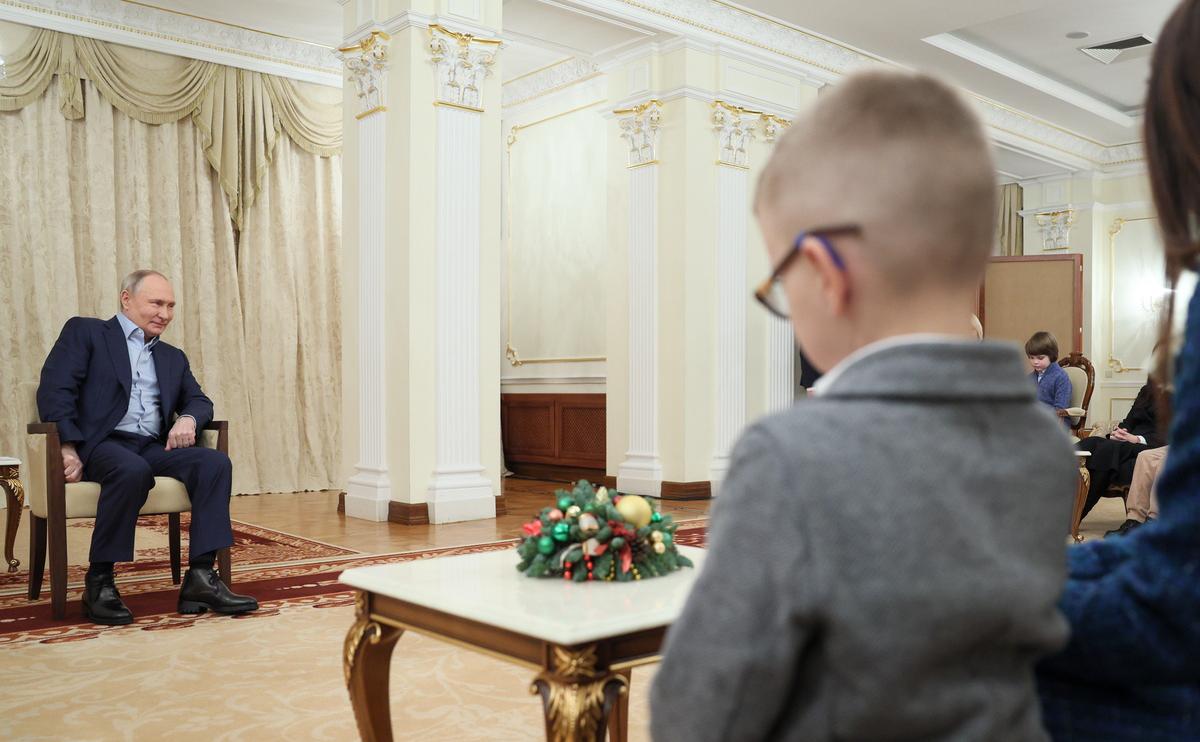 Владимир Путин во время встречи в Ново-Огарево с семьями погибших в ходе военной операции