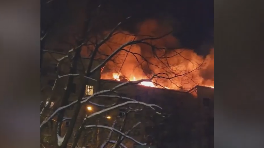 Пожар в жилой многоэтажке на севере Москвы потушили