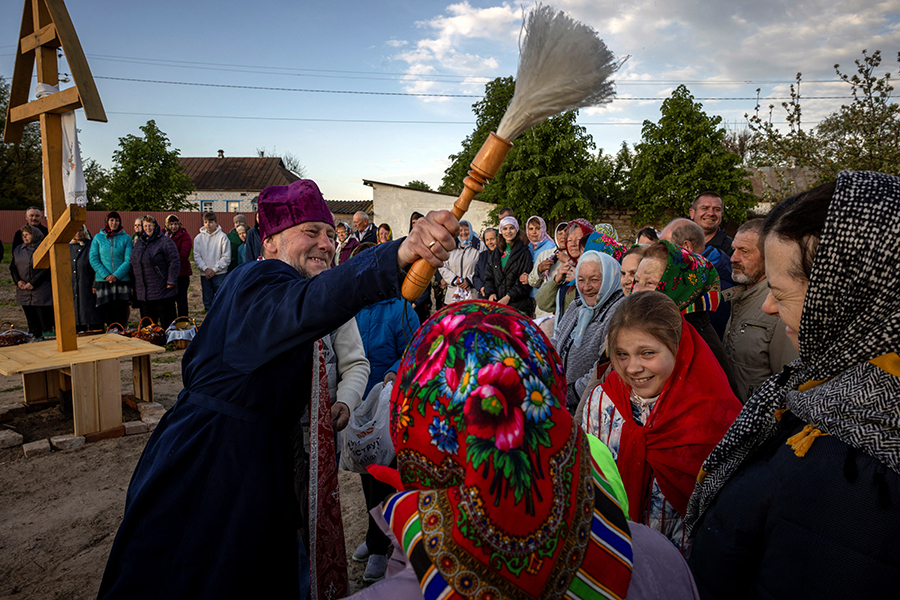 На фото: Пасхальная служба в селе Красное, Черниговская область Украины.
Президент Украины Владимир Зеленский в пасхальном видеообращении назвал Бога союзником Украины.
Он заявил, что «старый сосед, постоянно набивавшийся в братья», теперь «далек навеки» от Украины из-за своих действий. «Мир видит это. Бог это знает. И мы верим: у Бога на плече — шеврон с украинским флагом. Так что с таким союзником жизнь точно победит смерть», — сказал Зеленский.