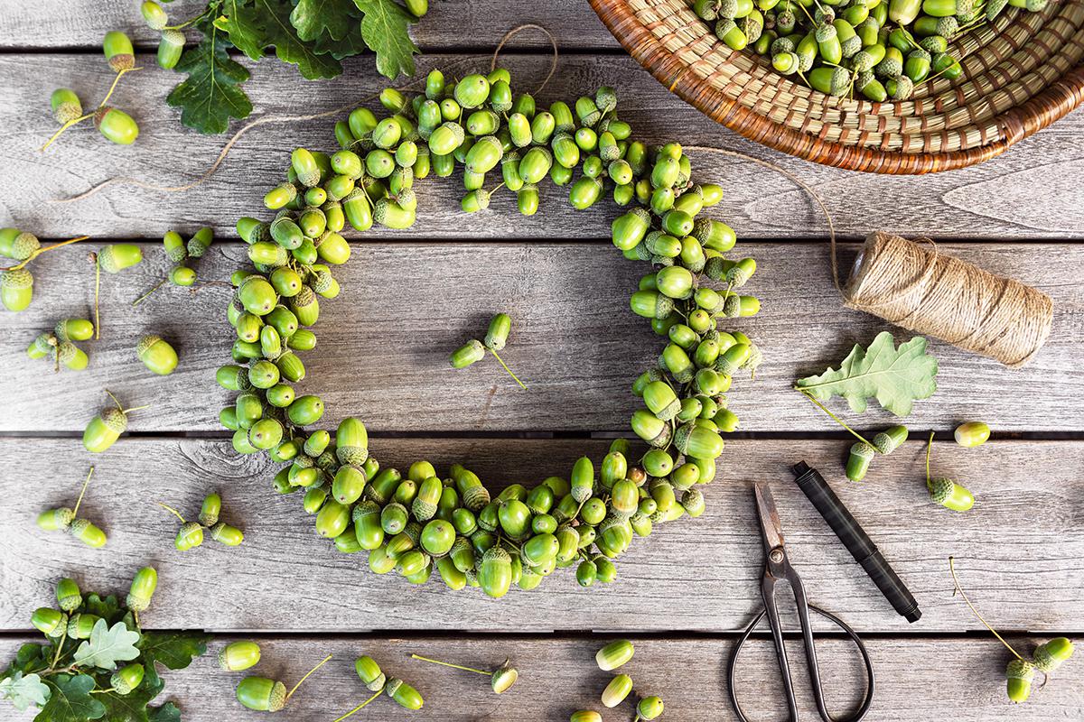 Осенний венок, украшенный желудями и листьями, создаст праздничную атмосферу в вашем доме