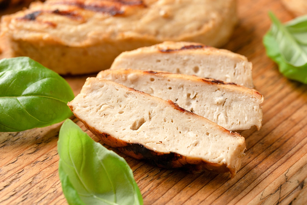 Производство соевого мяса считается более экологичным, так как для него нужно меньше воды, земли и энергии, чем при классическом животноводстве