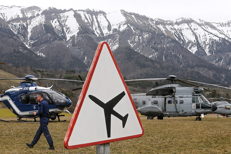 Вертолеты спасателей в районе крушения Airbus A320 во Франции