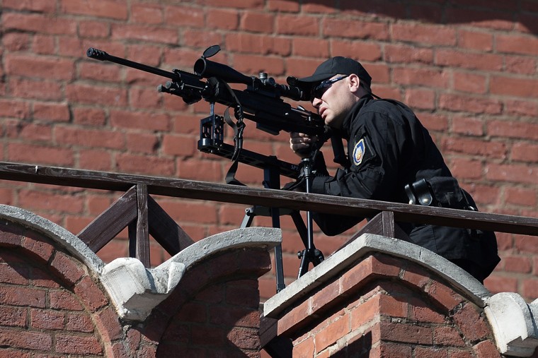 Снайпер Федеральной Службы Охраны во время парада на Красной площади.