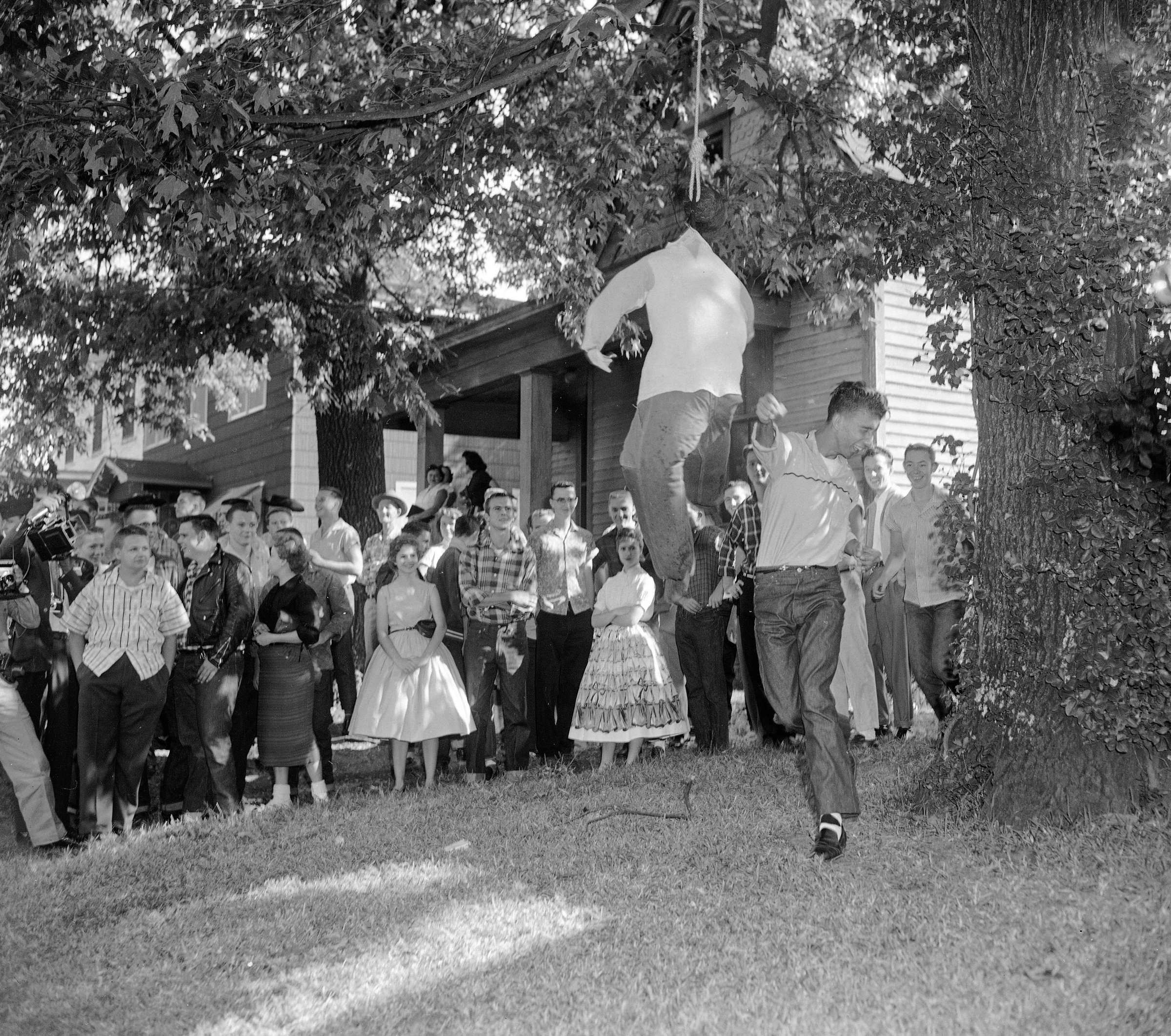 Подросток за пределами Центральной школы Литл-Рока бьет чучело, изображающее чернокожего школьника. В октябре 1957 года около 75 учеников этой школы вышли на демонстрацию&nbsp;протеста против совместного обучения с чернокожими.
