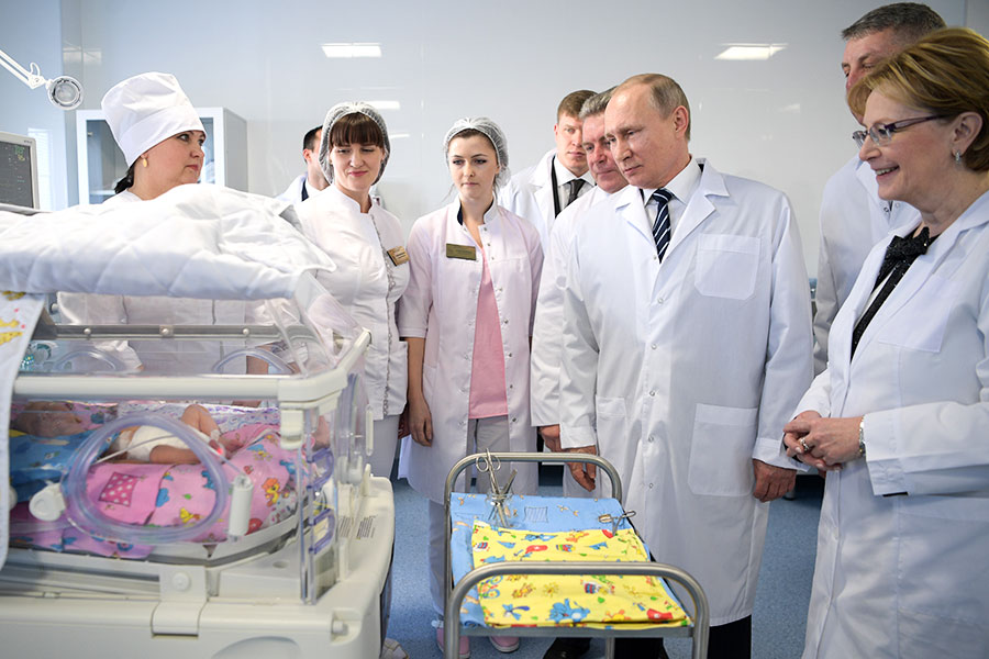 Владимир Путин во время посещения нового перинатального центра городской больницы № 1 в Брянске. Март 2017 года