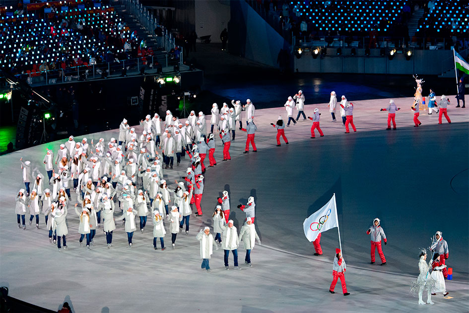 На церемонии открытия Олимпиады российские спортсмены прошли под олимпийским флагом.