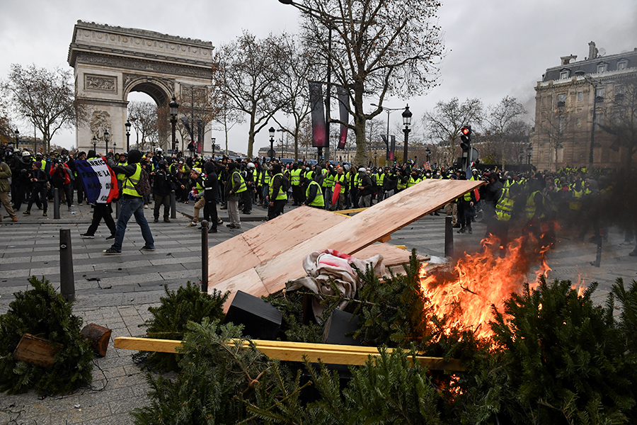 Во время митингов 1 декабря протестующие повредили Триумфальную арку.&nbsp;Президент Франции Эмманюэль Макрон назвал беспорядки и нападения &laquo;позором&raquo;.&nbsp;


