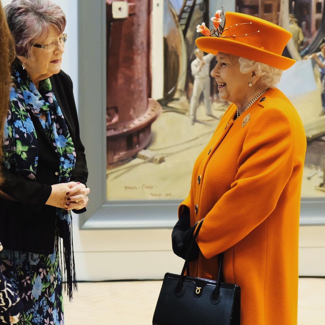 Елизавета II с сумкой Launer Turandot во время визита в Музей науки, 2019 год