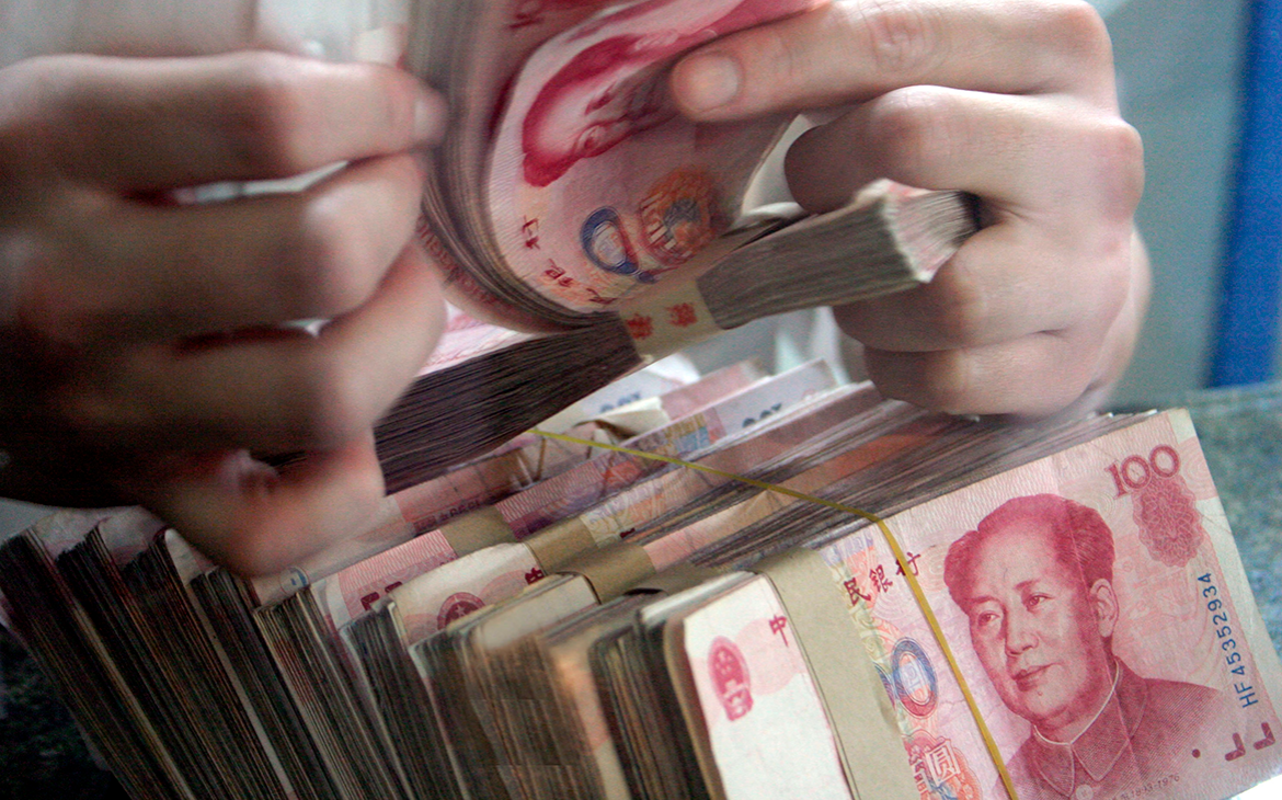 ВЦИОМ оценил готовность россиян копить в долларах и юанях