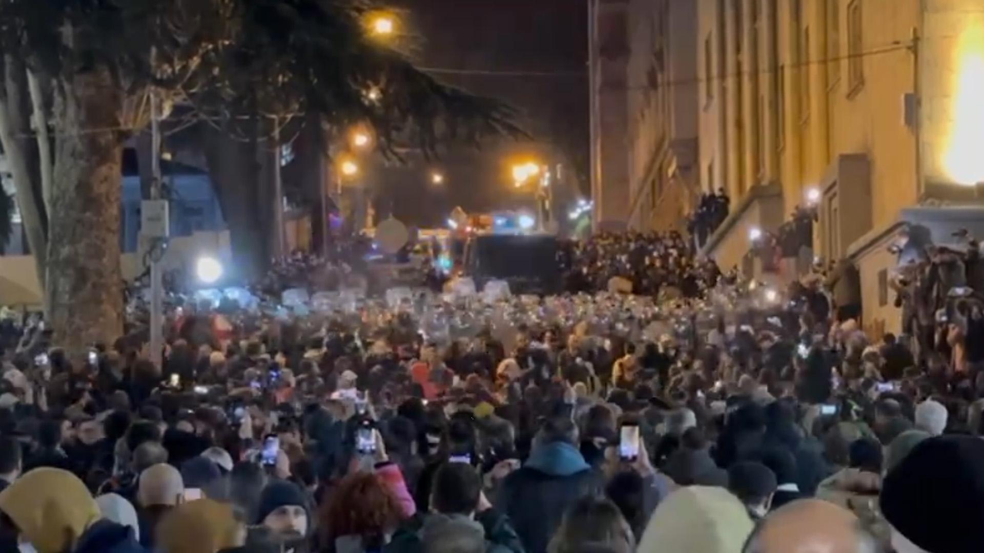 «Коктейли Молотова», штурм парламента: как выглядели протесты в Грузии