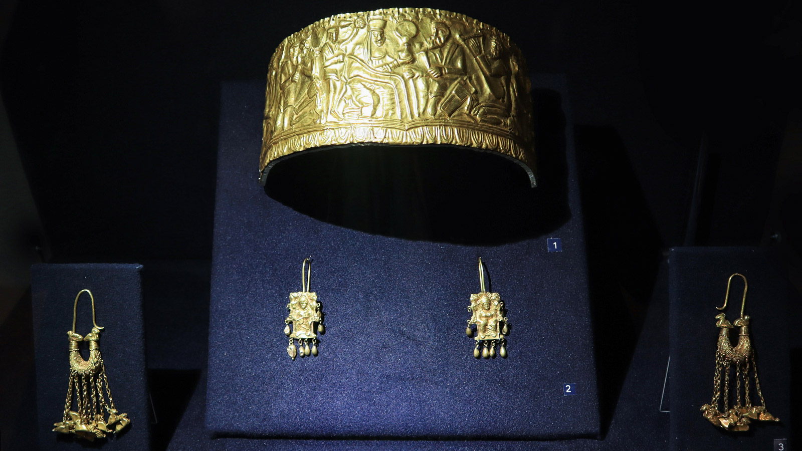 <p>Женские золотые украшения из коллекции скифского золота</p>