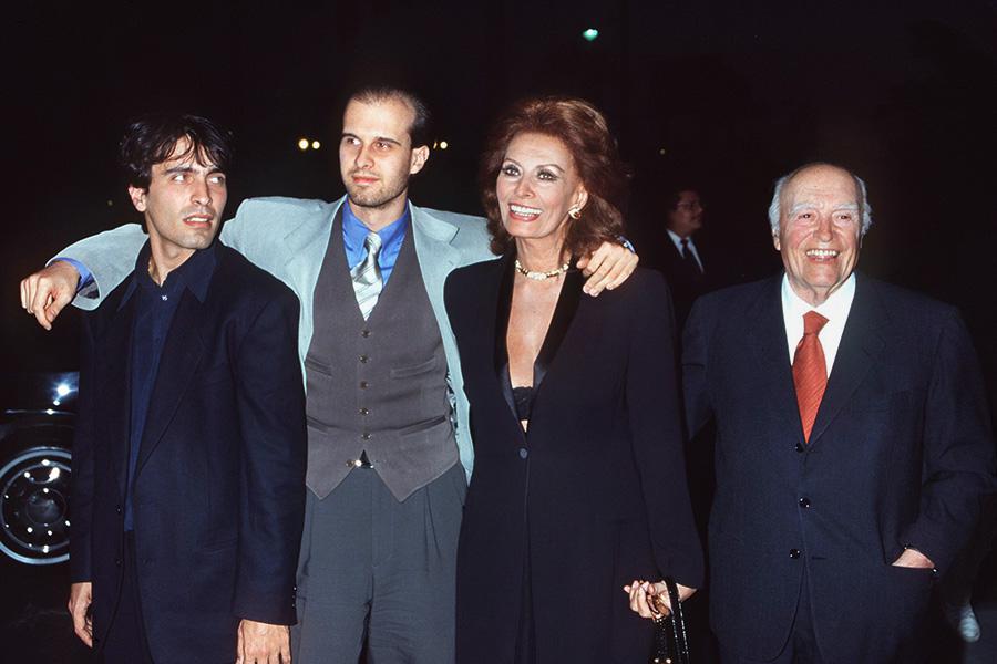Софи Лорен с сыновьями Карло и Эдоардо и мужем Карло Понти на премьере фильма &laquo;Странная парочка 2&raquo; в Голливуде, 6 апреля 1998 года