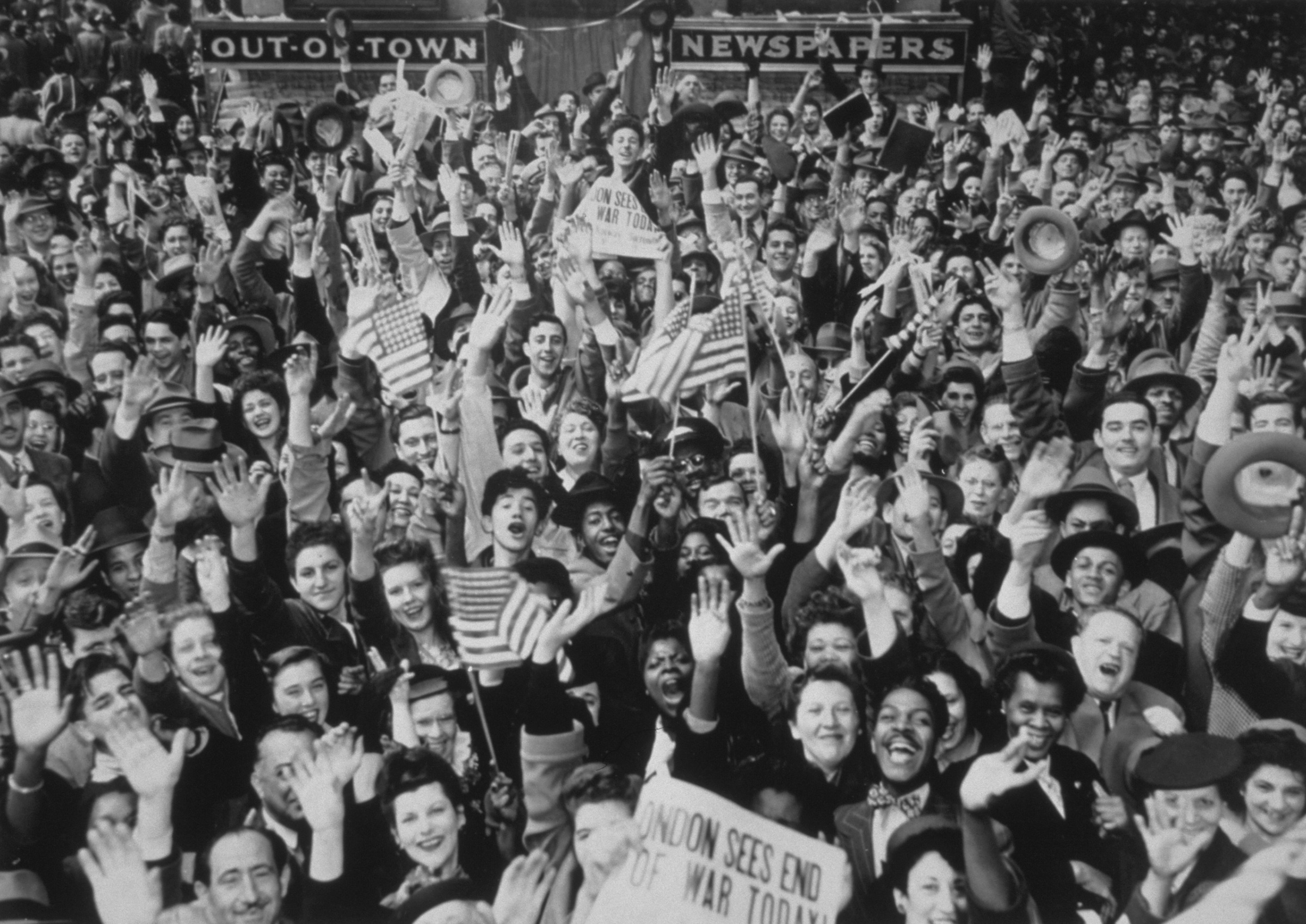 На фото: Нью-Йорк, 8 мая 1945 года