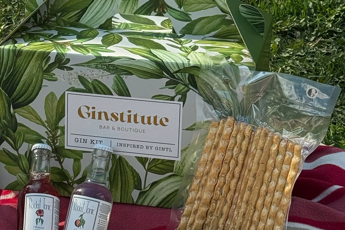 Набор для пикника Gin kit 2.0 от коктейльного бара Ginstitute — это не про шашлык на природе, а про чистое эстетство, когда джин становится стилем жизни