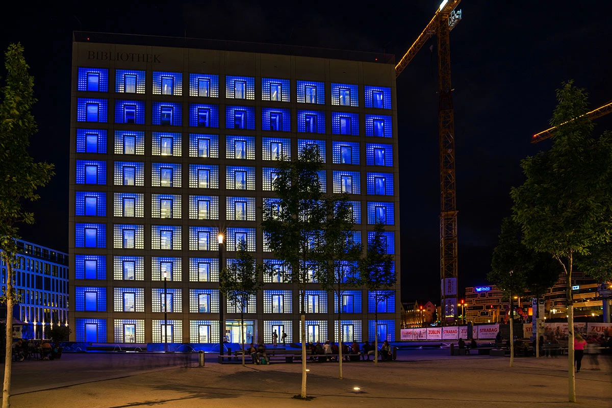 Фасад публичной библиотеки Штутгарта, Германия