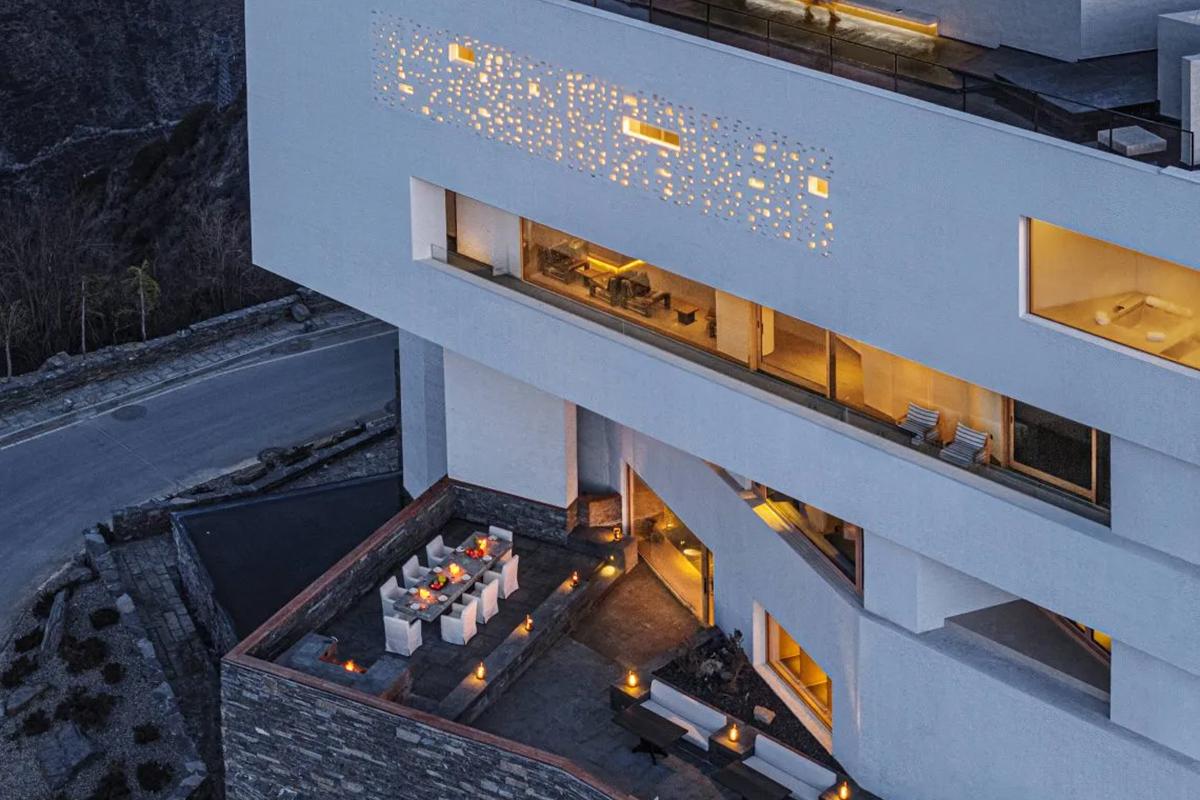 Отель Poodom Deqin Meri расположен на высоте 3600 метров над уровнем моря, на смотровой площадке Вунонгдин, к востоку от снежной горы Мери