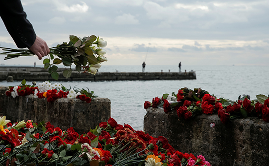 Цветы у побережья Черного моря, где&nbsp;потерпел крушение самолет Ту-154 Минобороны России



