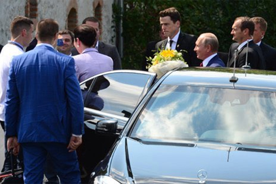Путин прибыл на место около 14:11, сообщал австрийский телеканал OE24. Свадьба должна была начаться в 14:00