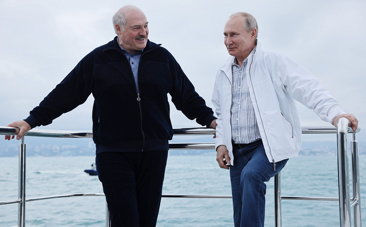 Владимир Путин (справа) и президент Белоруссии Александр Лукашенко